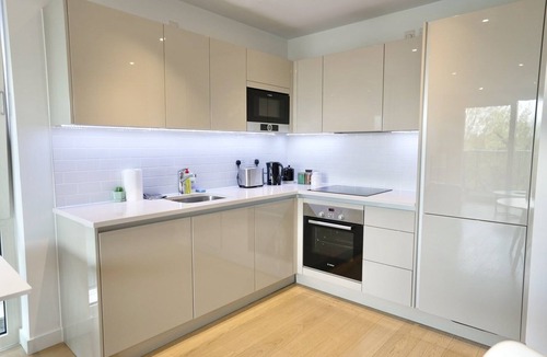 Walworth Condo | Modern & Large 1b Apt with Balcony & Courtyard