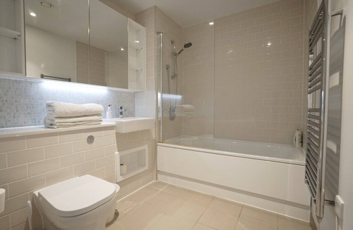 Walworth Condo | Modern & Large 1b Apt with Balcony & Courtyard