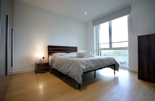 Walworth Condo | Modern & Large 1b Apt with Balcony & Courtyard