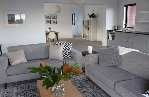 Surfdale Apartment | Modern, large, open plan 1 bedroom apartment