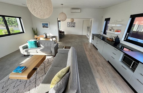 Surfdale Apartment | Modern, large, open plan 1 bedroom apartment
