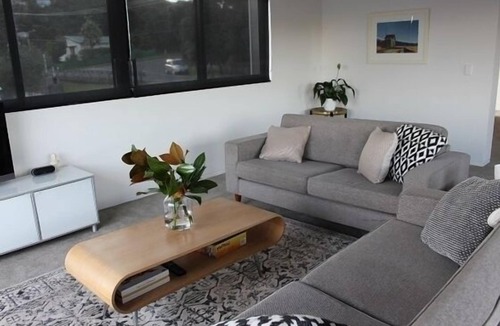 Surfdale Apartment | Modern, large, open plan 1 bedroom apartment