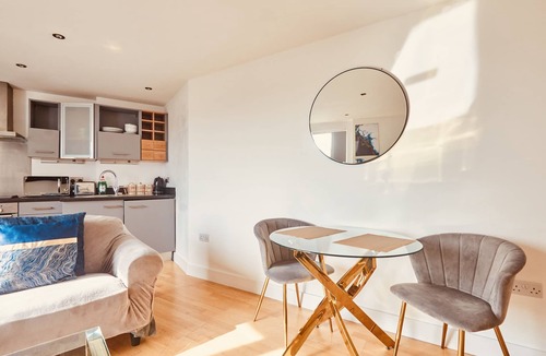 Leeds Apartment | Modern Leeds Dock Apt &Free Secure Parking!