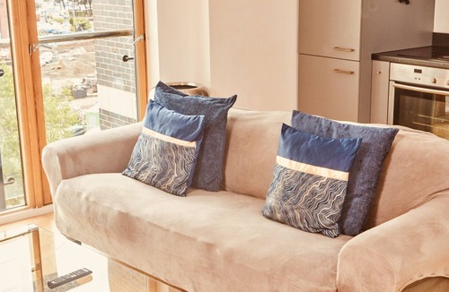 Leeds Apartment | Modern Leeds Dock Apt &Free Secure Parking!