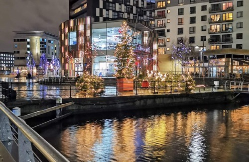 Leeds Apartment | Modern Leeds Dock Apt &Free Secure Parking!