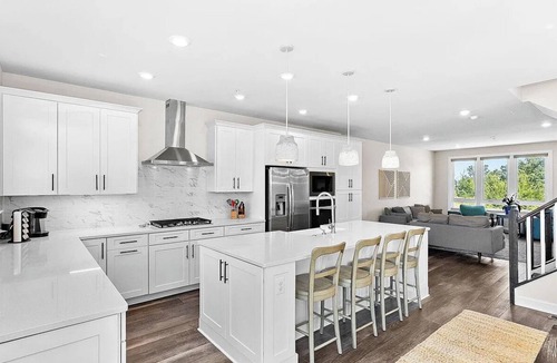 Leesburg House | Modern Leesburg 4BR+Loft - Sleeps 8 - Near Weddings & Wineries + EV