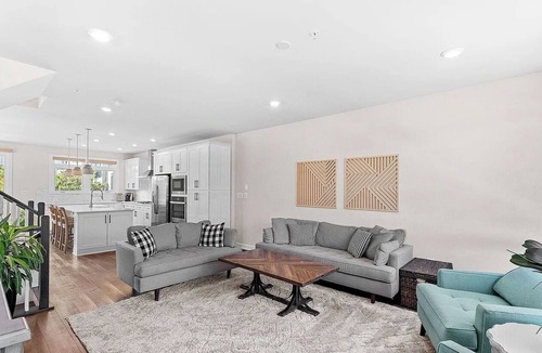 Leesburg House | Modern Leesburg 4BR+Loft - Sleeps 8 - Near Weddings & Wineries + EV