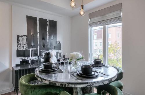 King West Village House | Modern Liberty Village Townhouse with Rooftop Patio