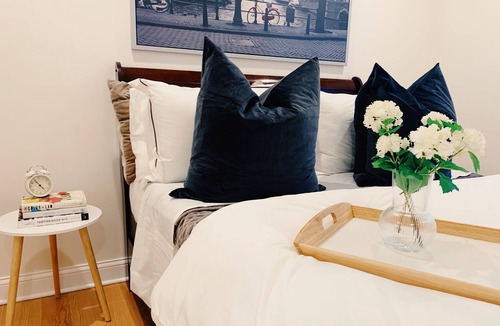 East Garfield Park House | Modern light filled 2BR Apt 5 min to West Loop! Sleep like a baby!
