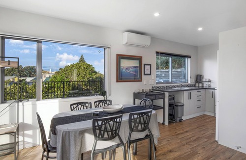 Castlepoint House | Modern Little Place At Castlepoint - with Private Direct Beach Access