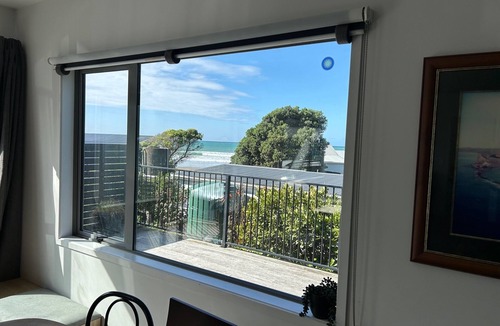 Castlepoint House | Modern Little Place At Castlepoint - with Private Direct Beach Access