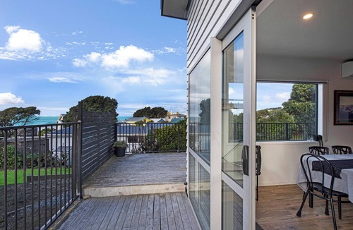 Castlepoint House | Modern Little Place At Castlepoint - with Private Direct Beach Access