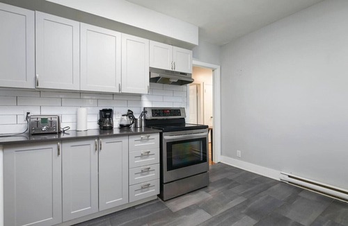 Cote-Des-Neiges—Notre-Dame-De-Grace Apartment | Modern Living – A Trendy 2BR in Montreal