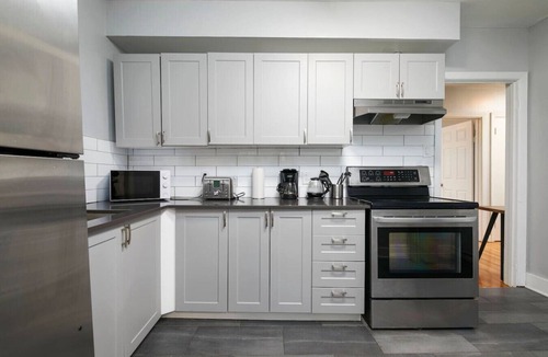 Cote-Des-Neiges—Notre-Dame-De-Grace Apartment | Modern Living – A Trendy 2BR in Montreal