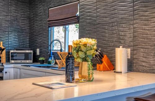 Overlook Apartment | Modern Living Steps From Downtown