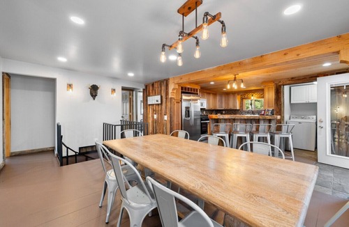 Custer House | Modern Lodge: Hottub + Huge Space + Views + Sauna