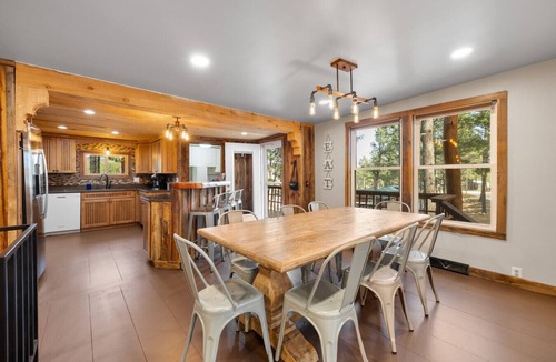 Custer House | Modern Lodge: Hottub + Huge Space + Views + Sauna