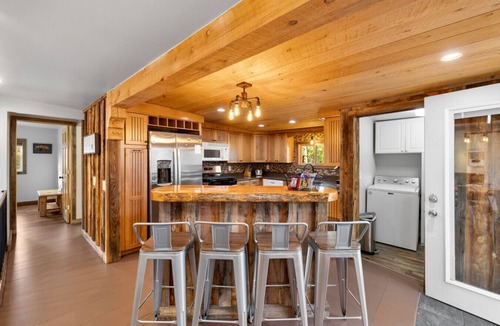 Custer House | Modern Lodge: Hottub + Huge Space + Views + Sauna