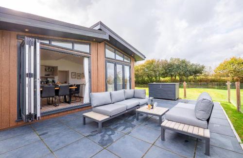 Totnes Cabin | Modern lodge on golf course with spa facilities