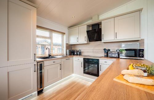 Totnes Cabin | Modern lodge on golf course with spa facilities