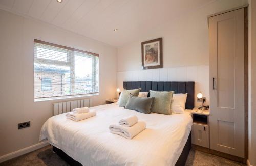 Totnes Cabin | Modern lodge on golf course with spa facilities