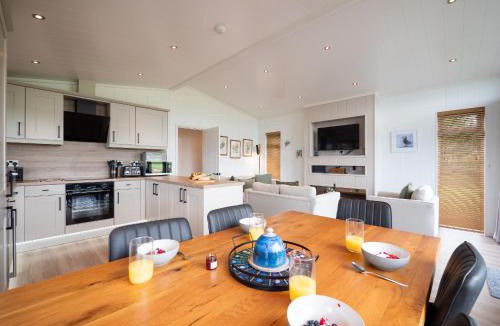 Totnes Cabin | Modern lodge on golf course with spa facilities