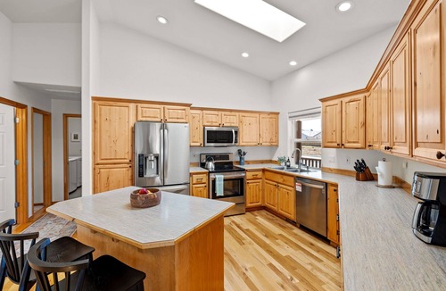 Mountain View House | Modern Lodge with a Jacuzzi Tub