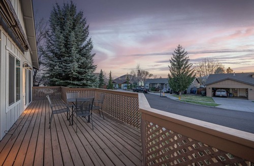 Mountain View House | Modern Lodge with a Jacuzzi Tub