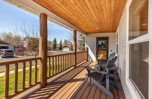 Mountain View House | Modern Lodge with a Jacuzzi Tub