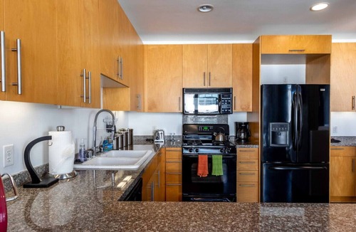 Marina District Condo | Modern Loft, Clean, Quiet, WiFi, Cable, Parking