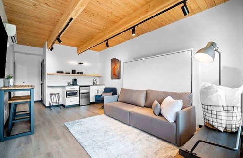 West Central Apartment | Modern loft close to Kendall Yards Suite-3