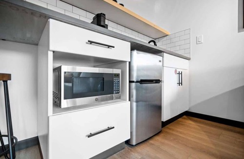 West Central Apartment | Modern loft close to Kendall Yards Suite-3