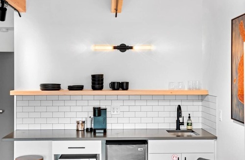 West Central Apartment | Modern loft close to Kendall Yards Suite-3