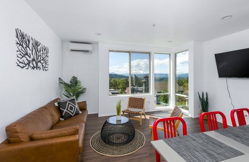 White Salmon Apartment | Modern loft downtown White Salmon #10