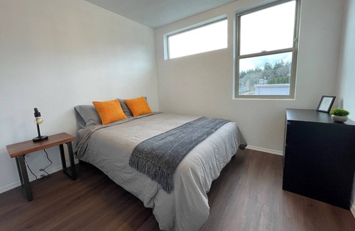 White Salmon Apartment | Modern loft downtown White Salmon #10