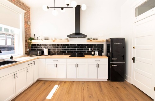 East of Broadway Apartment | Modern Loft in Lively SoMa Downtown