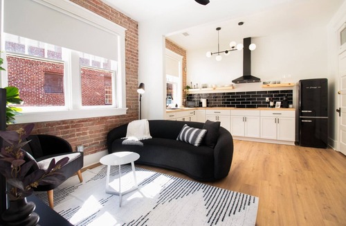 East of Broadway Apartment | Modern Loft in Lively SoMa Downtown