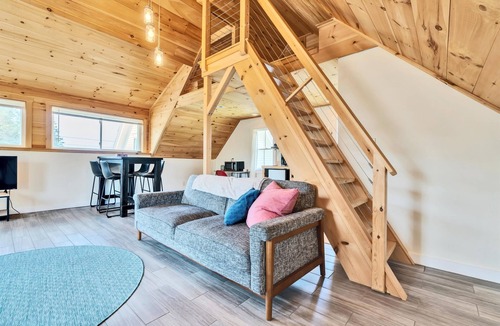 Martinsville Apartment | Modern Loft with a timeless Ocean View