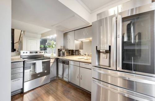 Old East Dallas Condo | Modern loft with king suite, resort pool, and historic charm in Swiss Avenue.