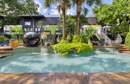Old East Dallas Condo | Modern loft with king suite, resort pool, and historic charm in Swiss Avenue.