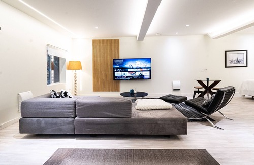 Kirkland Apartment | Modern Loft with Park Like Setting View