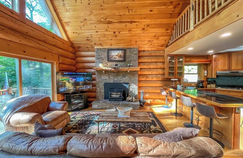 McHenry Cabin | Modern Log Cabin: Pet Friendly + Hot Tub
