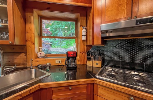 McHenry Cabin | Modern Log Cabin: Pet Friendly + Hot Tub