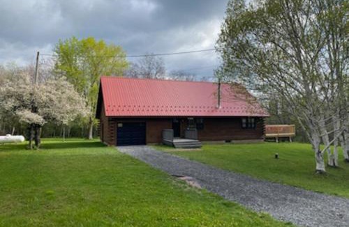 Town of Torrey House | Modern Log Cabin with Vineyard Views