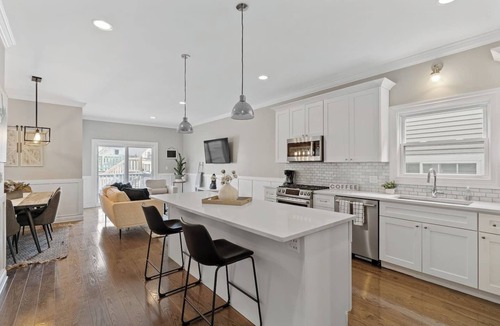Avondale House | Modern Logan Square Luxury: 5 bedroom - sleeps 16!