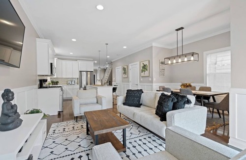 Avondale House | Modern Logan Square Luxury: 5 bedroom - sleeps 16!