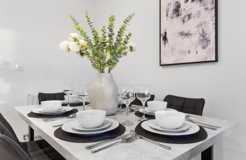 Park Royal Apartment | Modern London apartment I Balcony with views