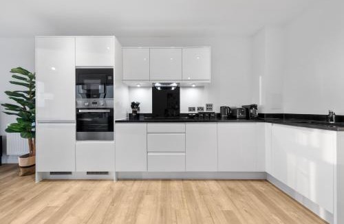 Park Royal Apartment | Modern London apartment I Balcony with views