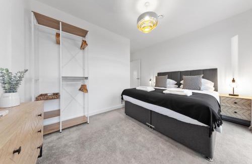 Park Royal Apartment | Modern London apartment I Balcony with views