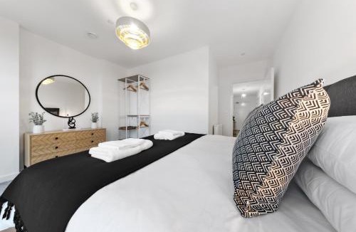 Park Royal Apartment | Modern London apartment I Balcony with views